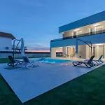 Stunning Marea With A Private Pool Villa