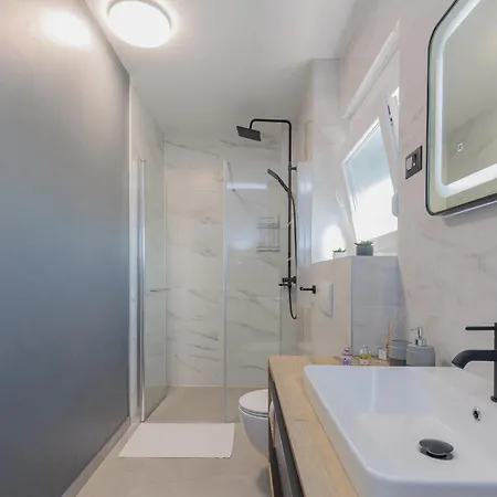 Vila Stunning Marea With A Private Pool Vrsi