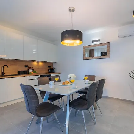 Vila Stunning Marea With A Private Pool Vrsi